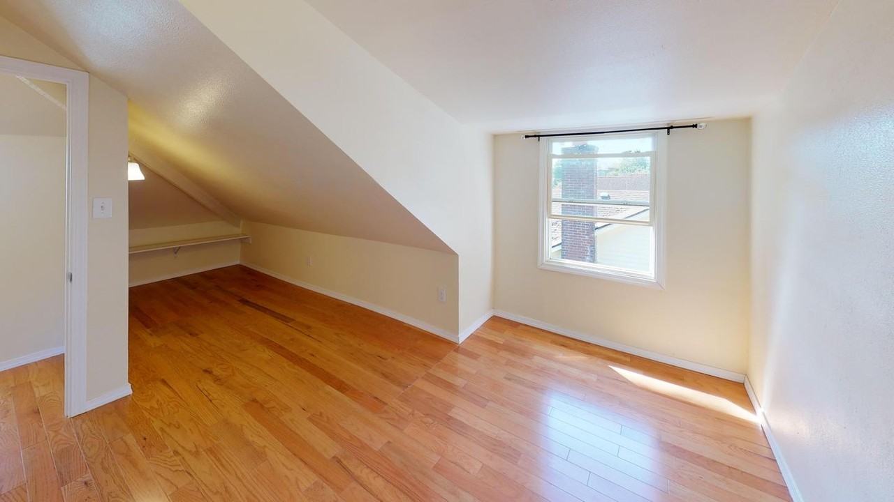 Spacious North Beacon Hill home with lovely backyard - Photo 6 of 26