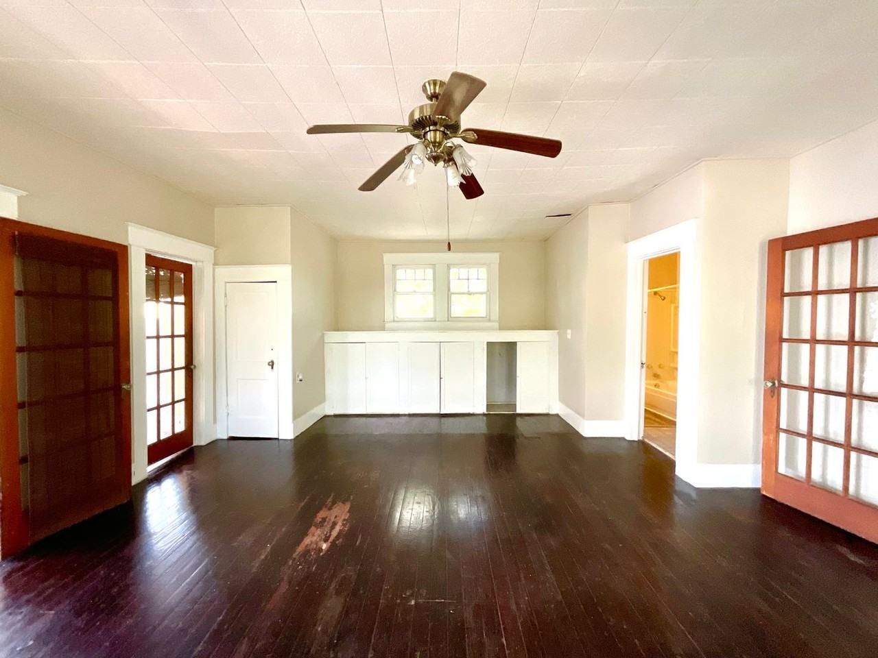 810 W Magnolia Ave - Photo 2 of 38