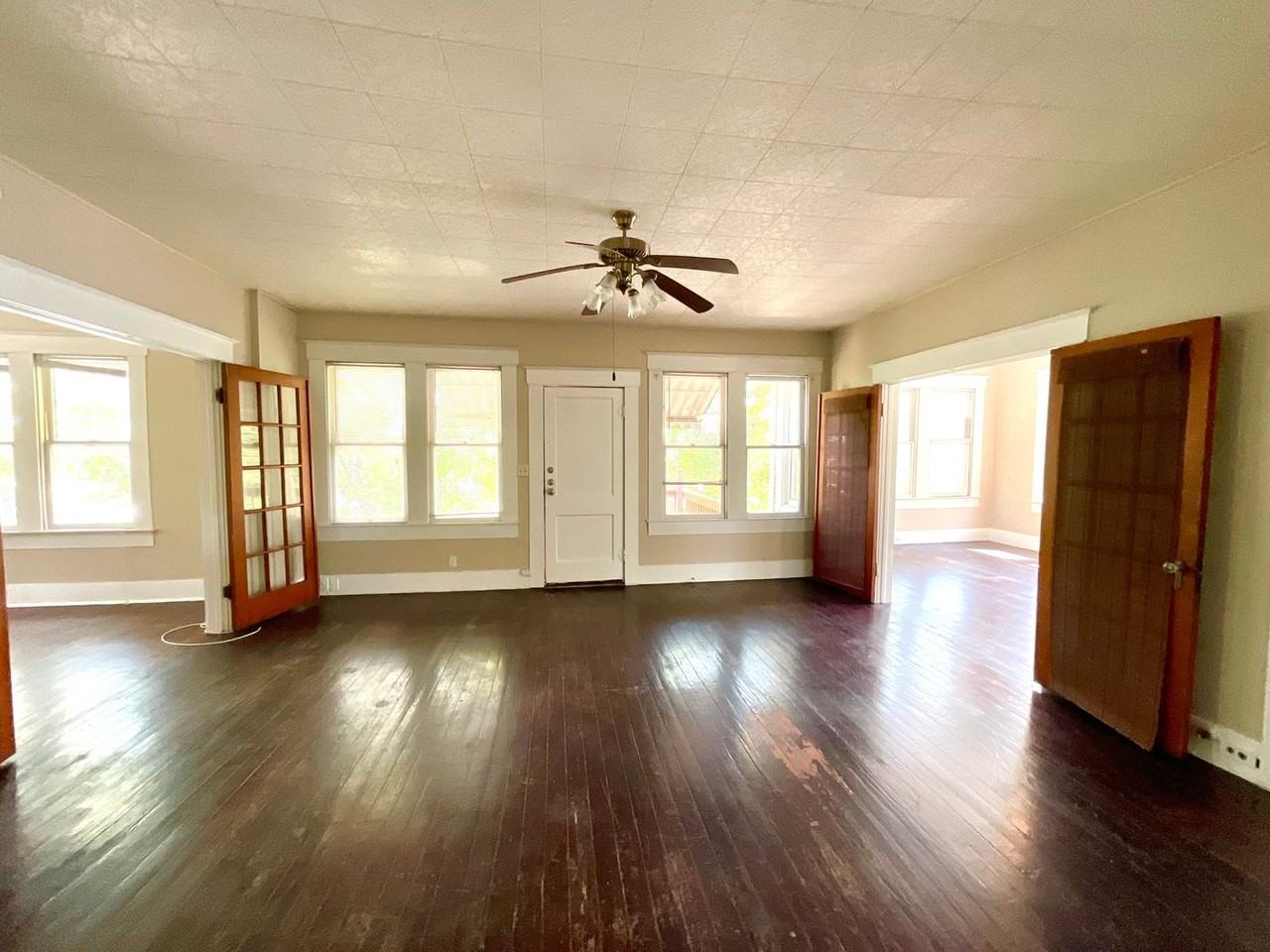 810 W Magnolia Ave - Photo 4 of 38