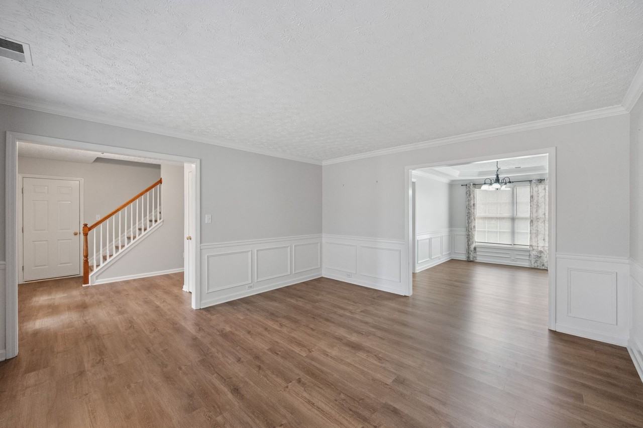 10945 Symington Cir - Photo 5 of 36