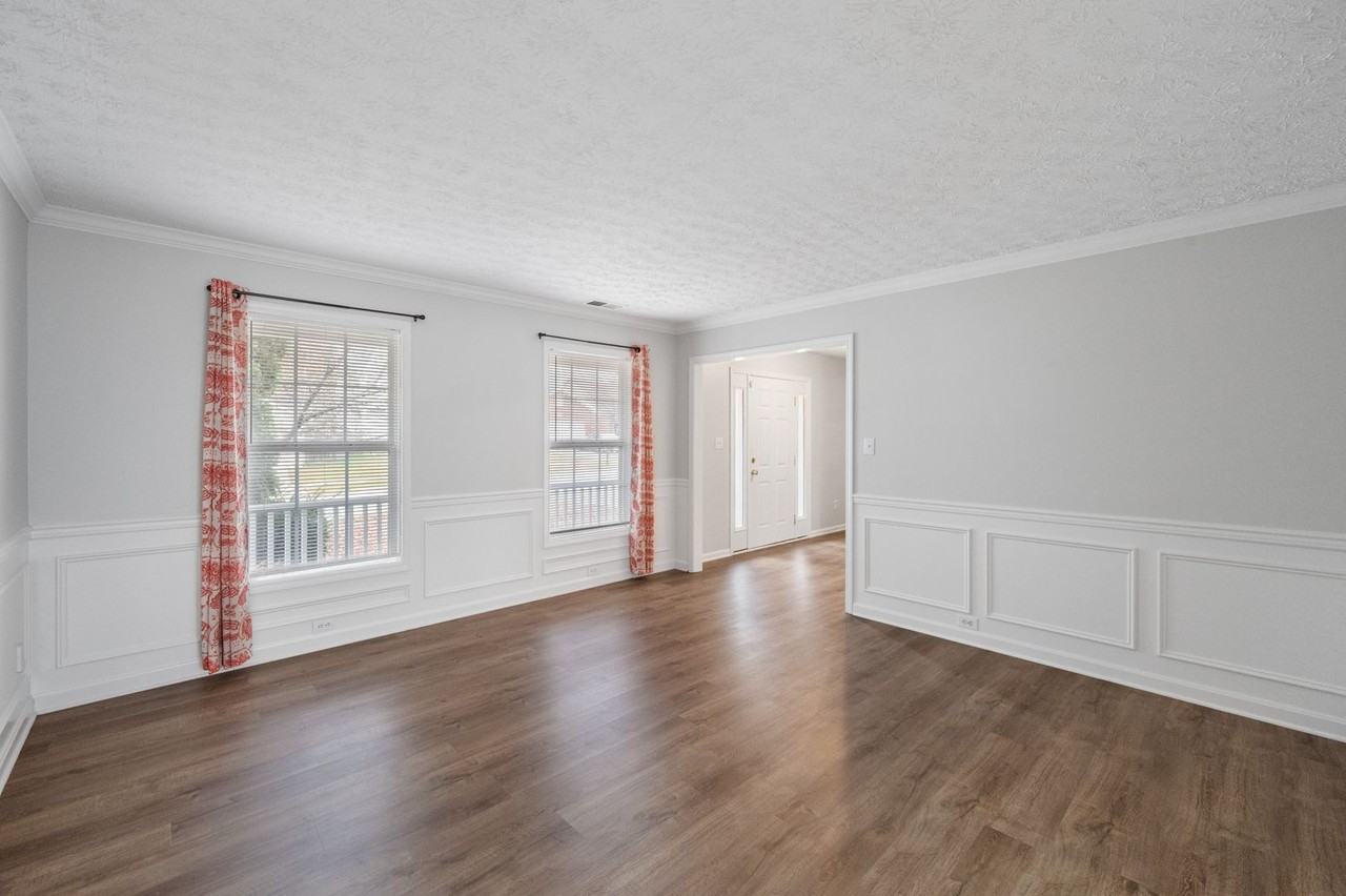 10945 Symington Cir - Photo 6 of 36