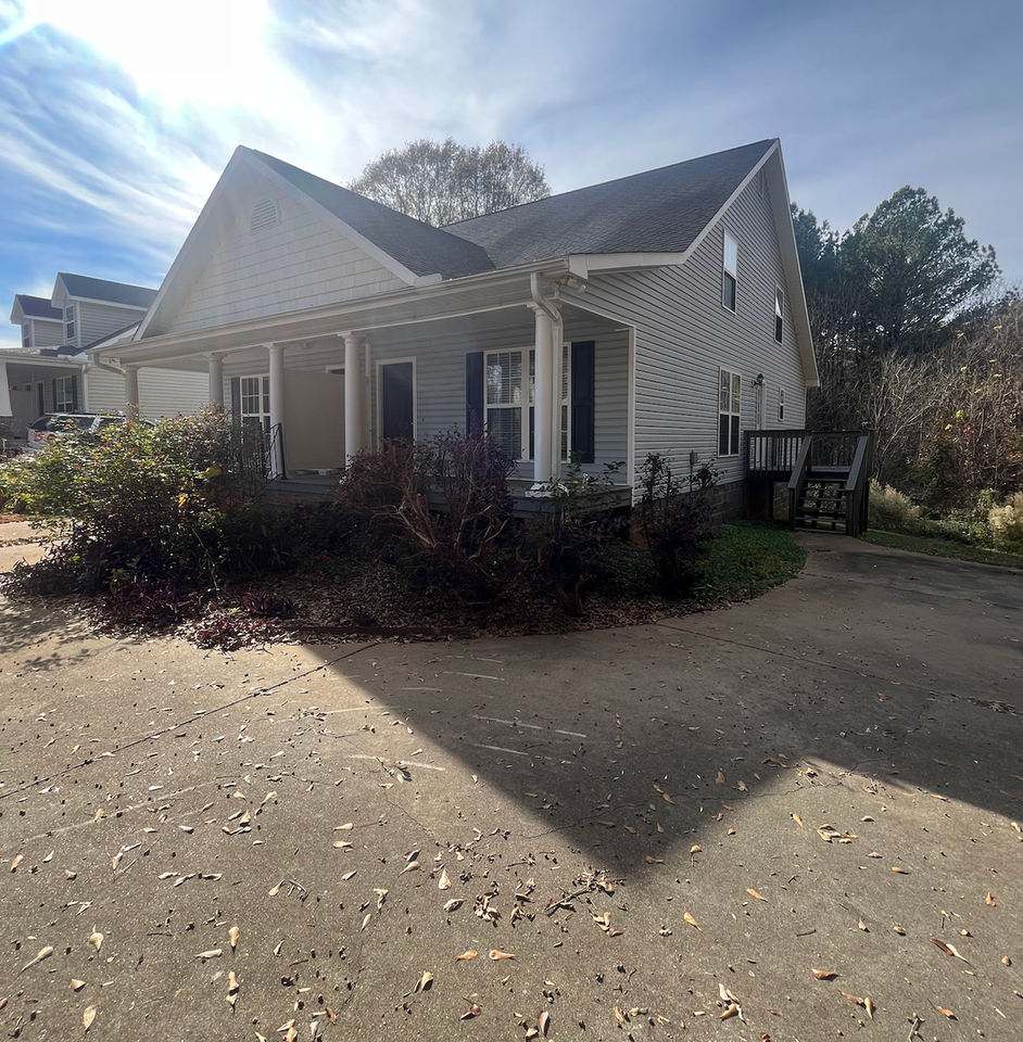 108 Bentwood Circle - Photo 2 of 17