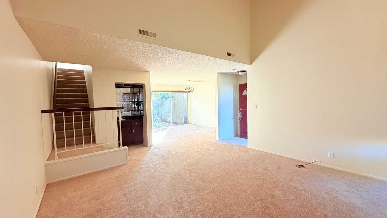 1092 Melrose Ave - Photo 2 of 25