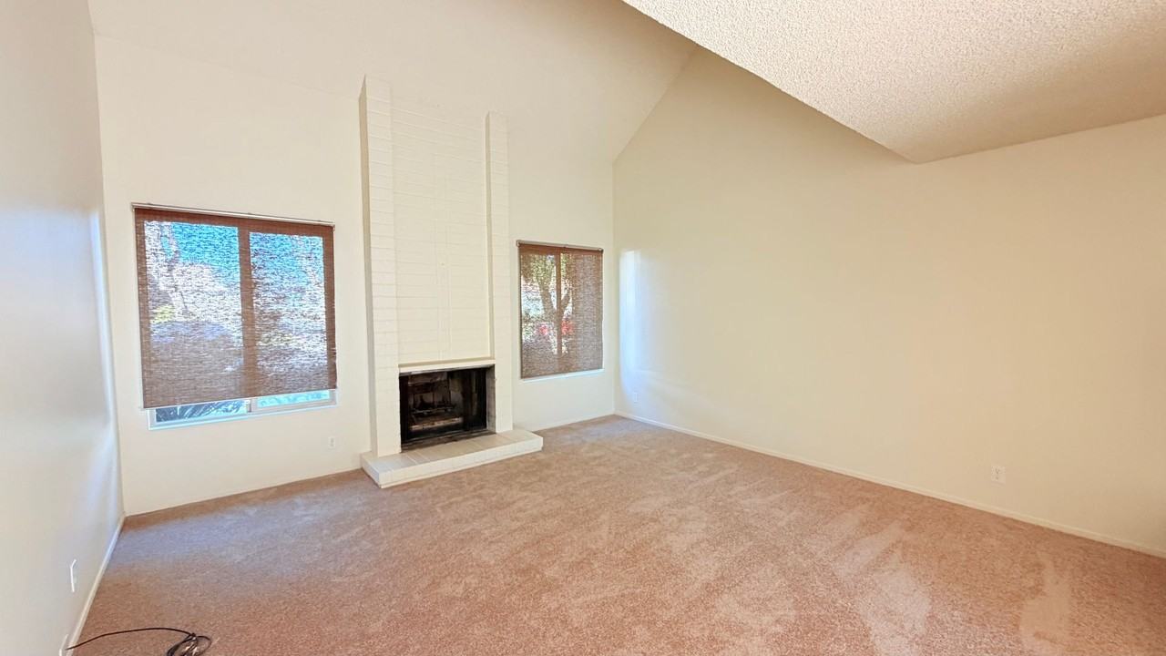 1092 Melrose Ave - Photo 3 of 25