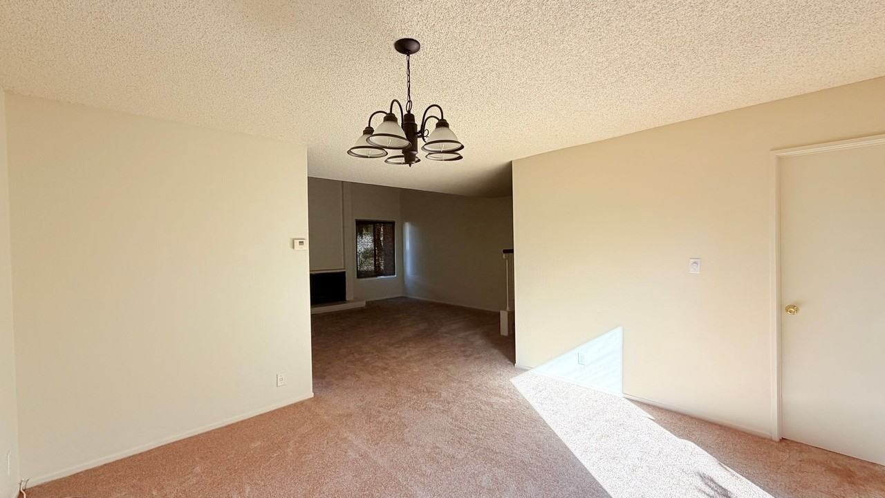 1092 Melrose Ave - Photo 4 of 25