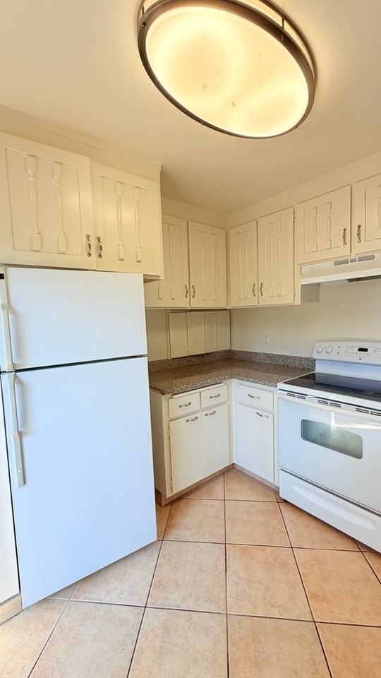 1092 Melrose Ave - Photo 5 of 25