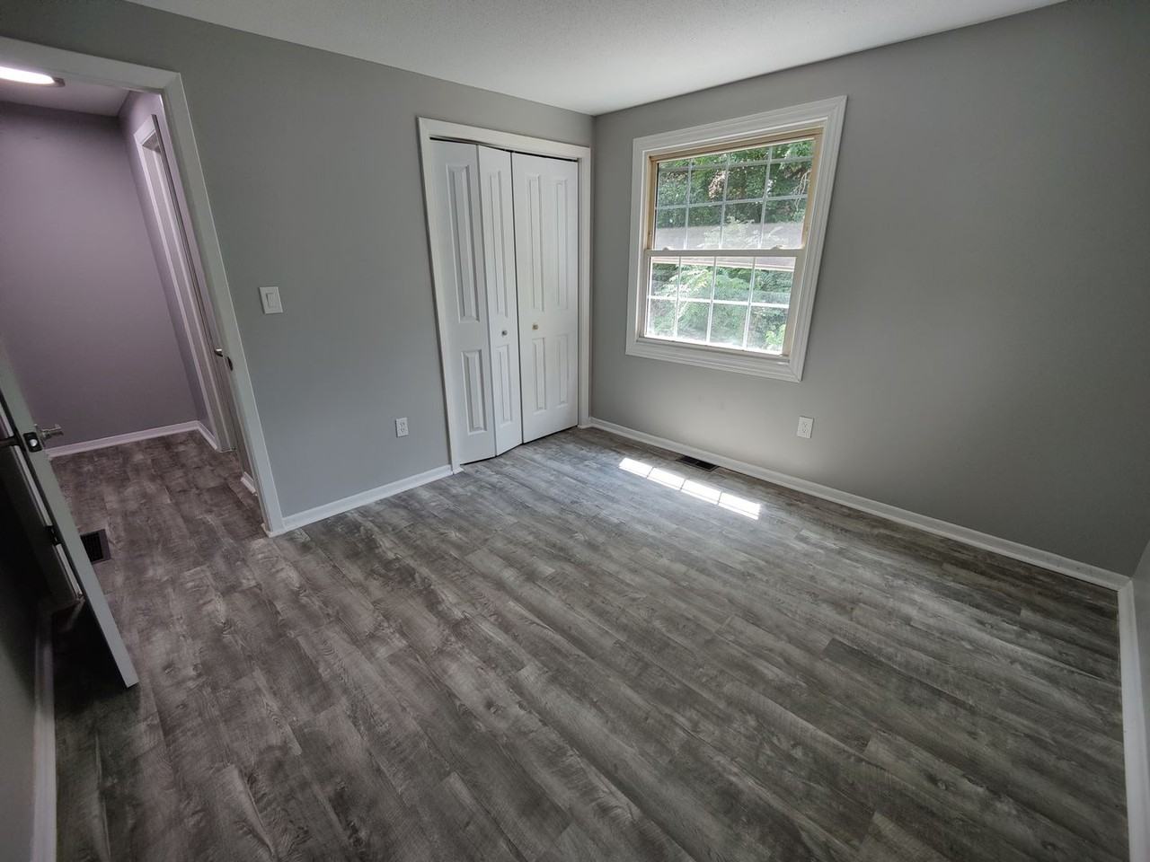 1466 Parkview Dr - Photo 4 of 10