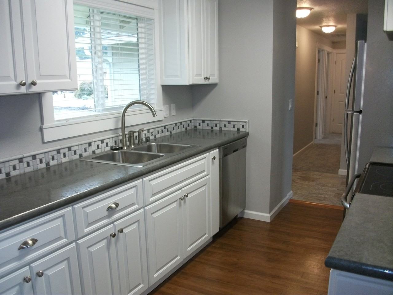 5706 Ne 77th St - Photo 3 of 17