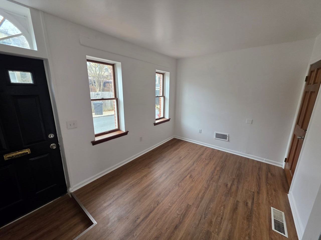 827 Windsor Street - Photo 2 of 20