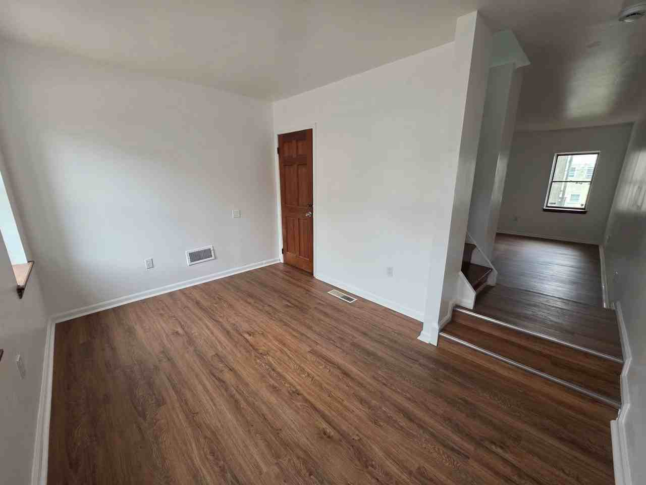 827 Windsor Street - Photo 3 of 20