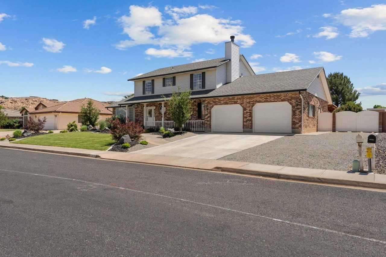 1314 Saint James Ln - Photo 3 of 50