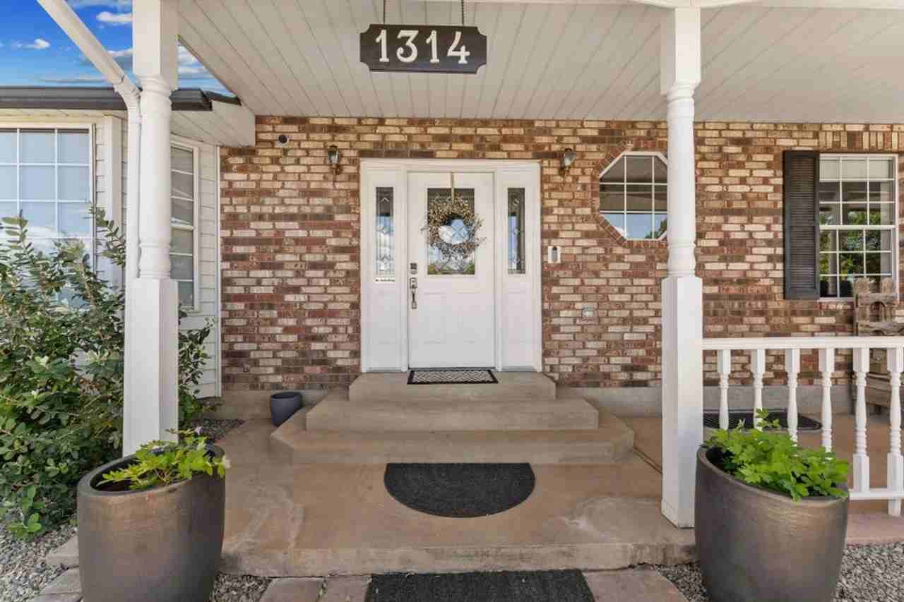 1314 Saint James Ln - Photo 4 of 50