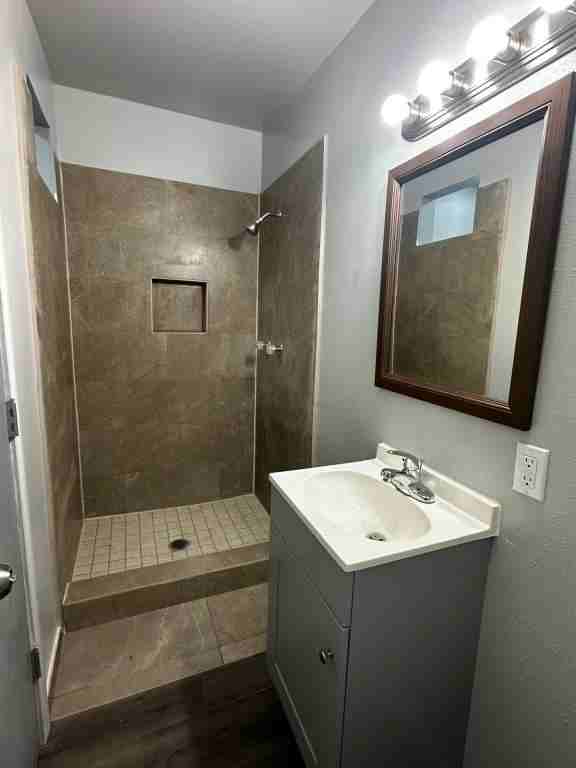 300 S 1st St - Photo 4 of 5