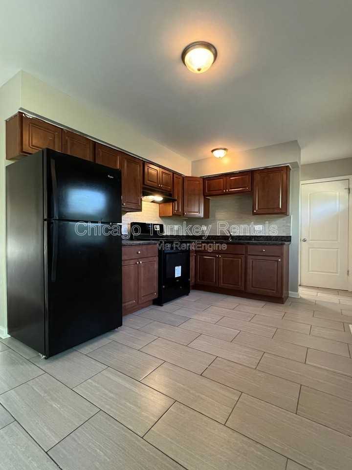 17504 Oakwood Drive - Photo 2 of 15