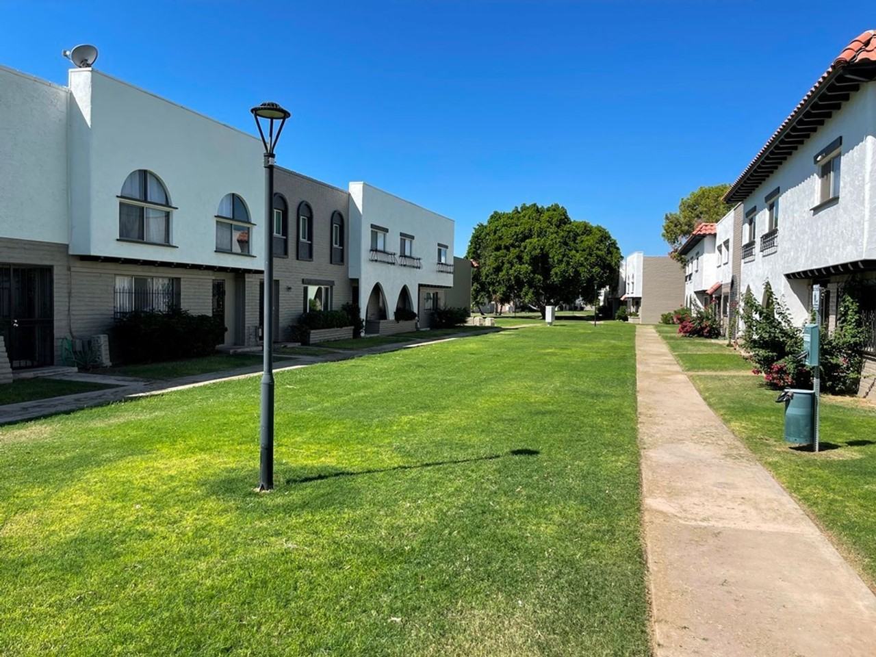 2927 E Fairmount Ave - Photo 2 of 21