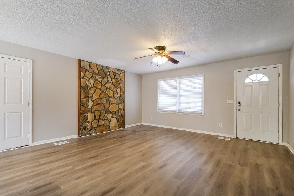 2915 Winchester Dr - Photo 4 of 16