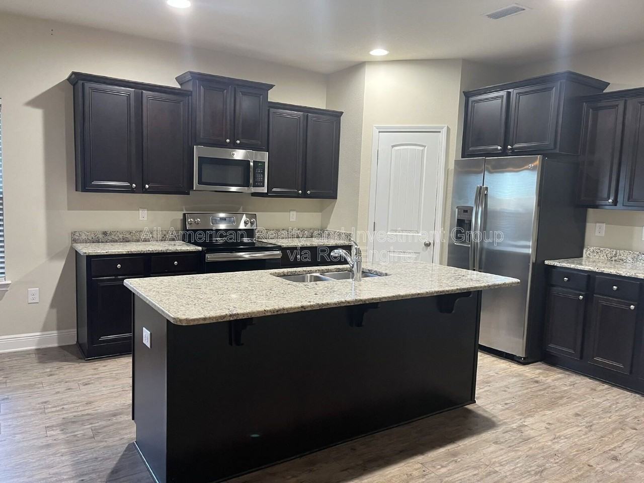 671 Teal St - Photo 3 of 9