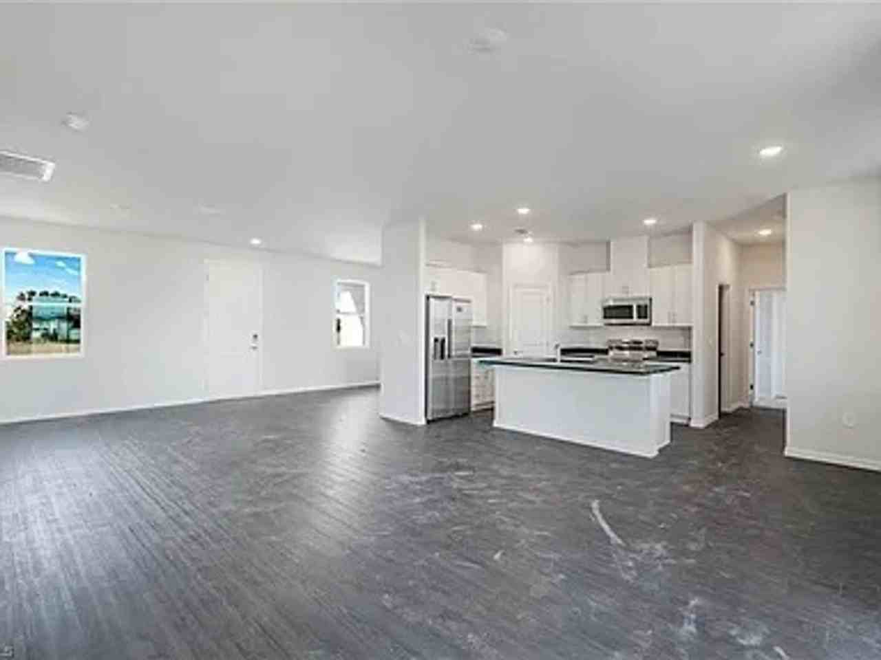 915 Ne 19th St - Photo 3 of 12