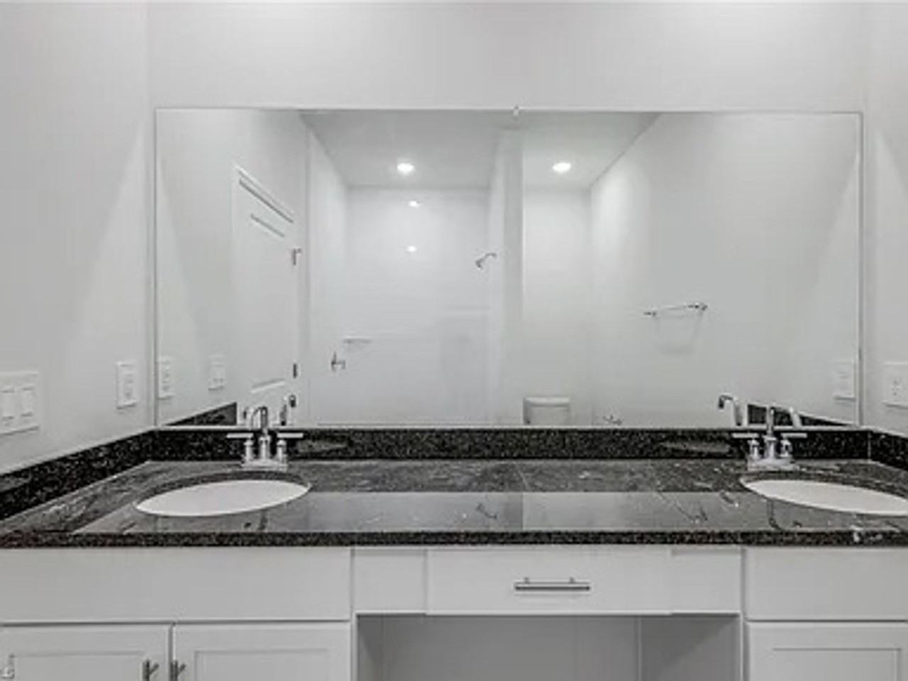 915 Ne 19th St - Photo 7 of 12