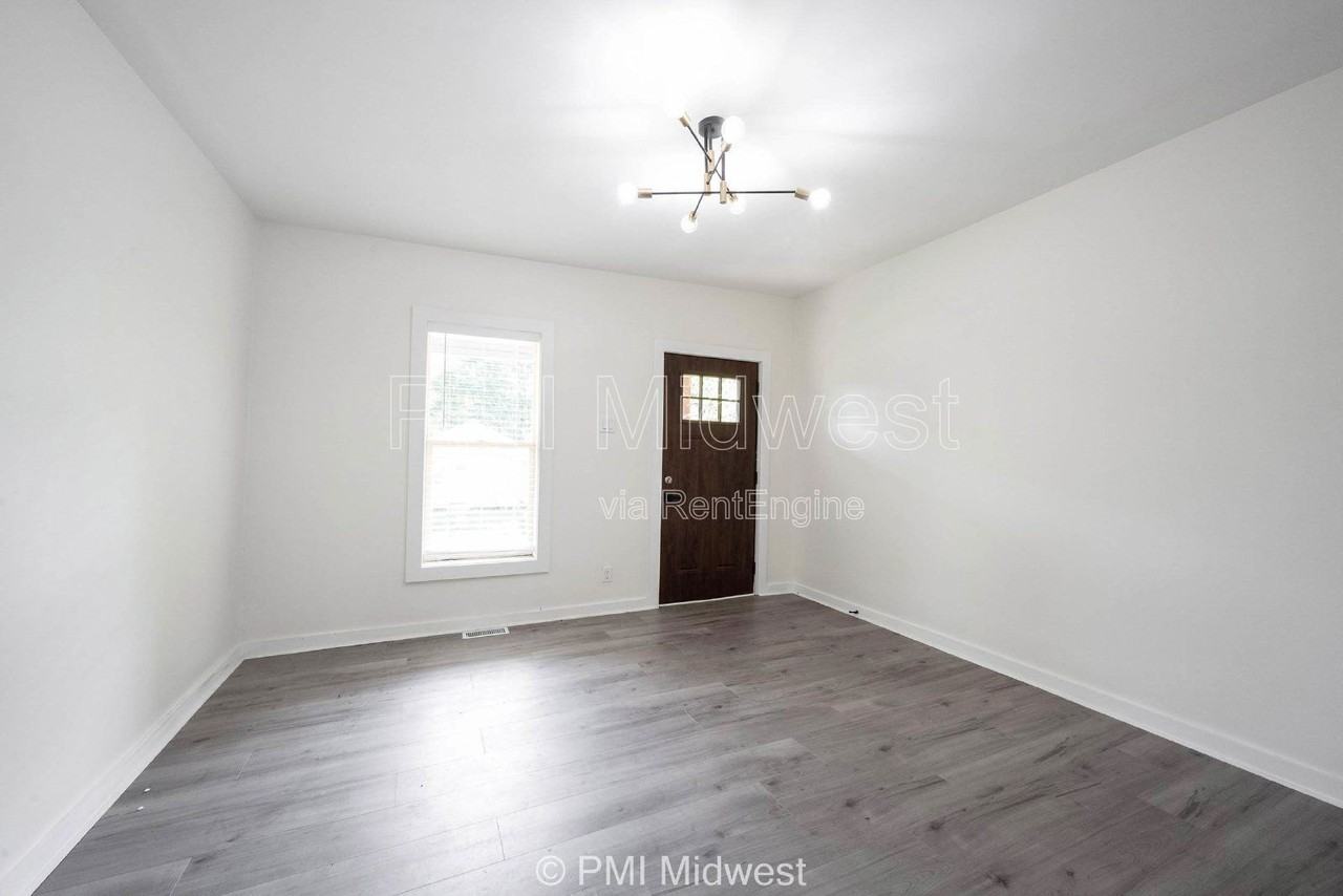 426 North Bradley Avenue - Photo 2 of 15