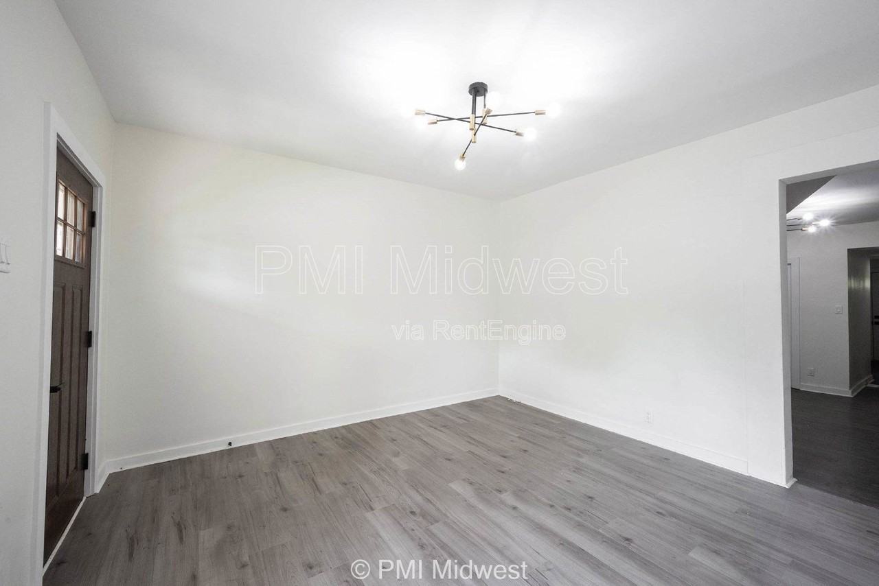 426 North Bradley Avenue - Photo 3 of 15