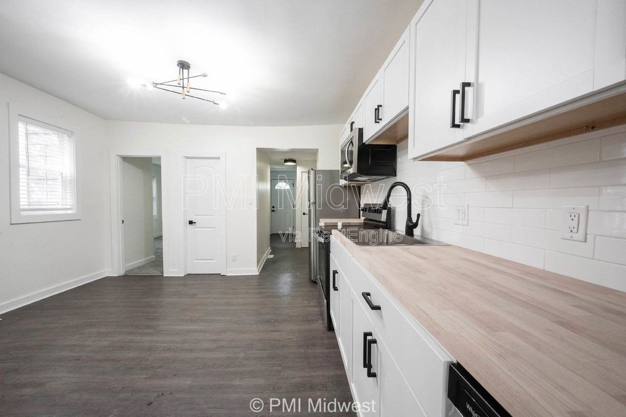 426 North Bradley Avenue - Photo 4 of 15