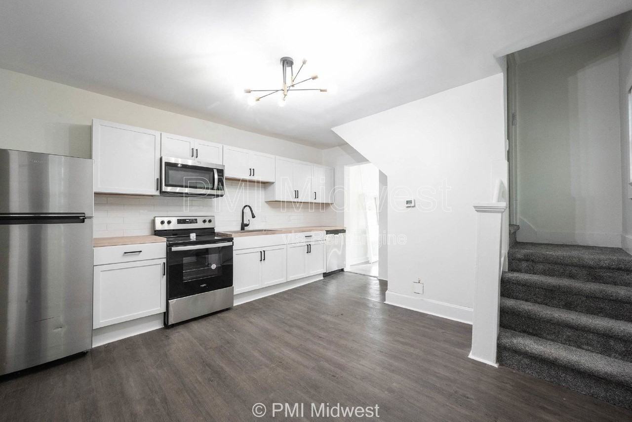 426 North Bradley Avenue - Photo 5 of 15