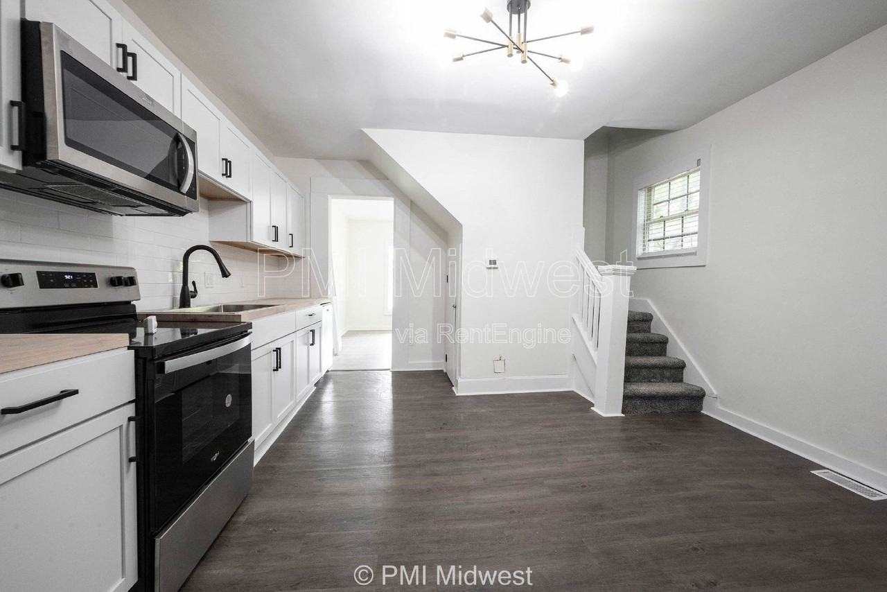 426 North Bradley Avenue - Photo 6 of 15