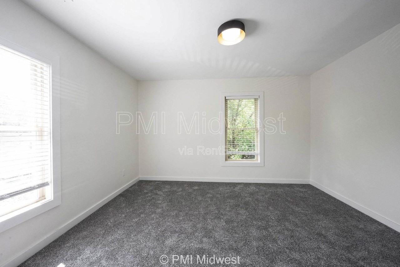 426 North Bradley Avenue - Photo 7 of 15