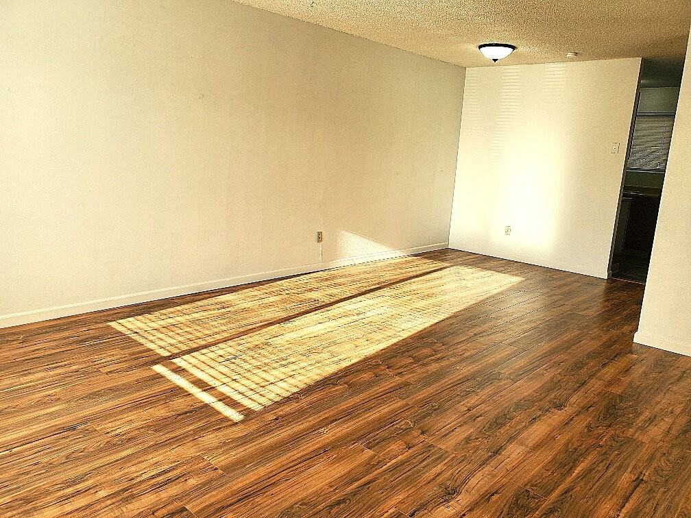 114 Wisconsin Ave - Photo 5 of 15