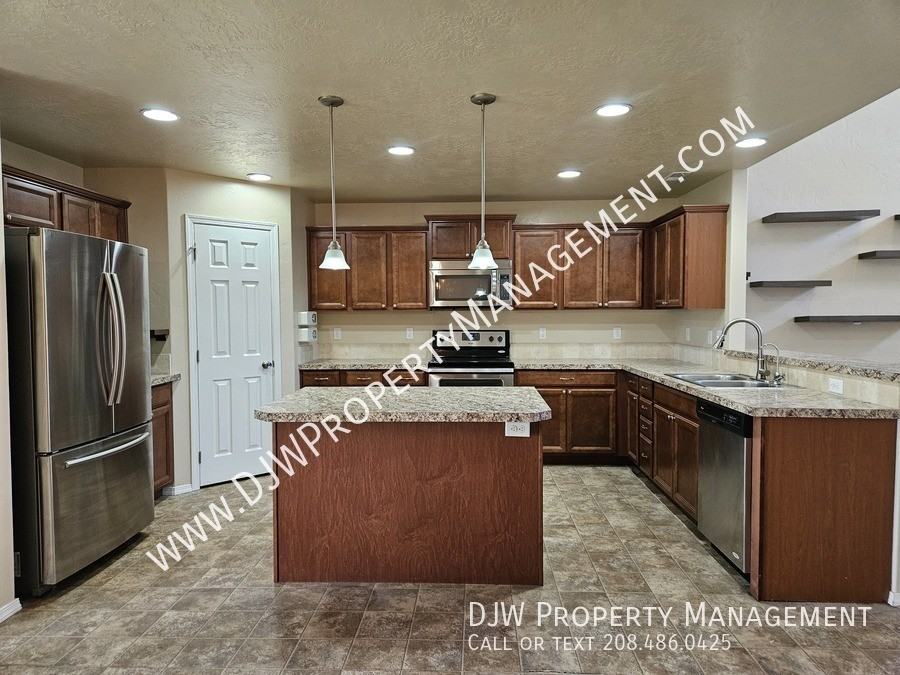 4665 North Beaham Avenue - Photo 3 of 12