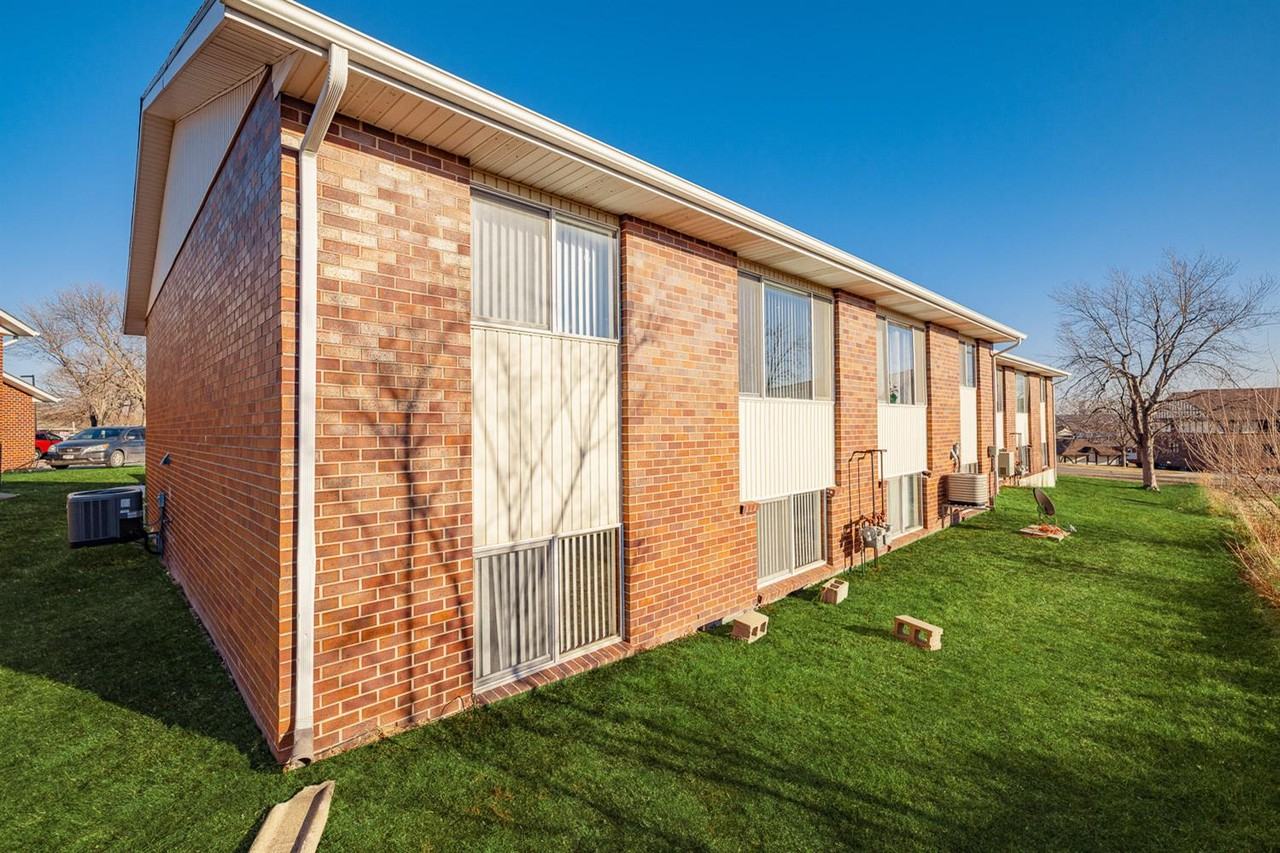 3421 Portia St - Photo 2 of 35