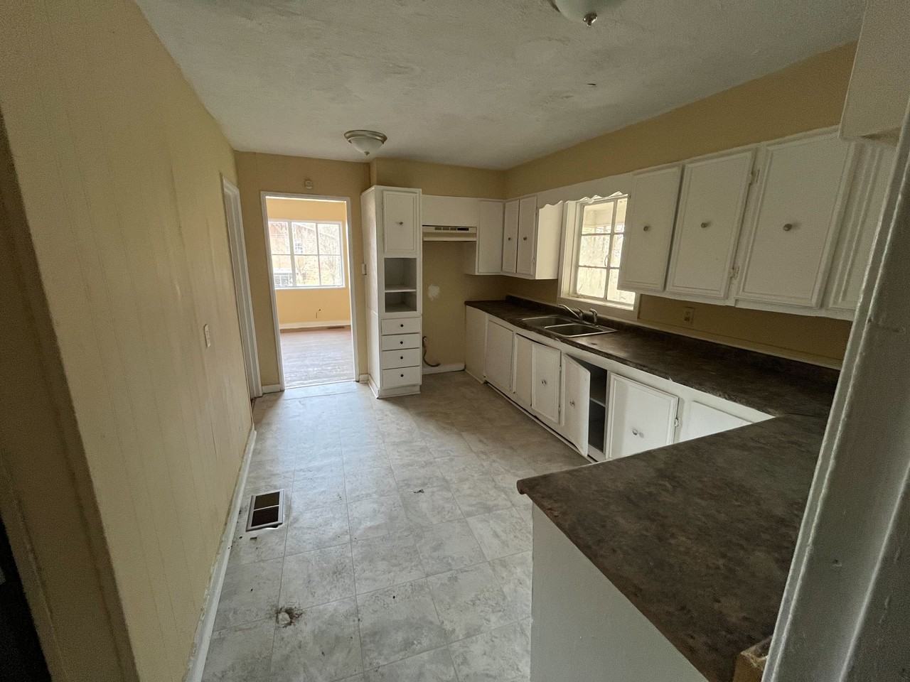 2862 Oak Forest Dr - Photo 3 of 13