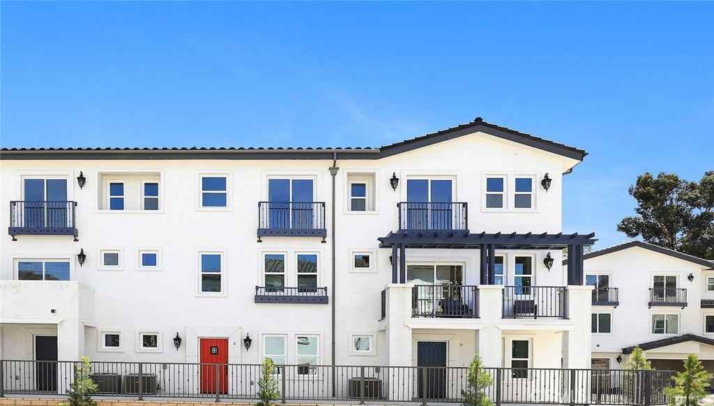 32 Spyglass Ave #32 - Photo 7 of 50