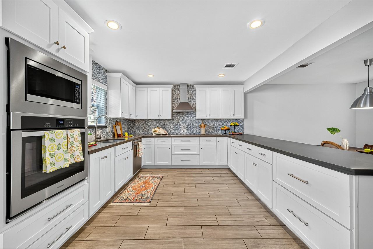 818 Silvergate Dr #818 - Photo 3 of 40