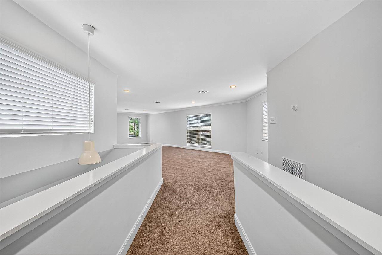 818 Silvergate Dr #818 - Photo 4 of 40