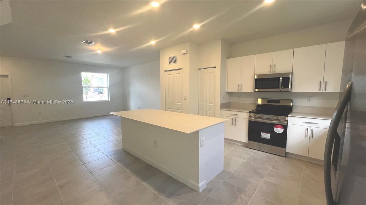 1178 Se 2nd St #1178-1178 - Photo 7 of 21