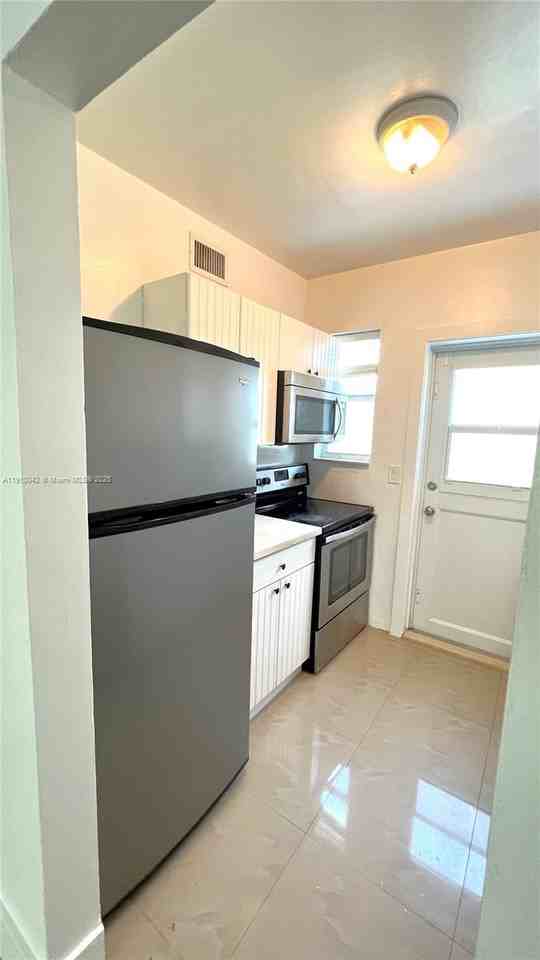 8235 Crespi Blvd #8235-1 - Photo 4 of 24