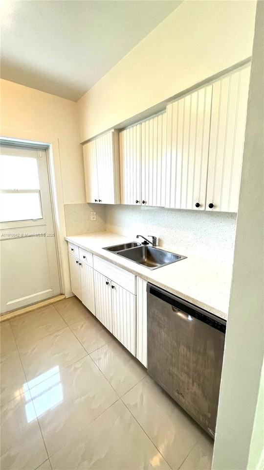 8235 Crespi Blvd #8235-1 - Photo 5 of 24