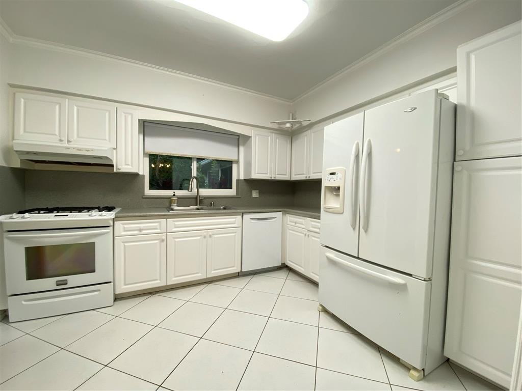 1049 Van Buren Street #1049 - Photo 3 of 32