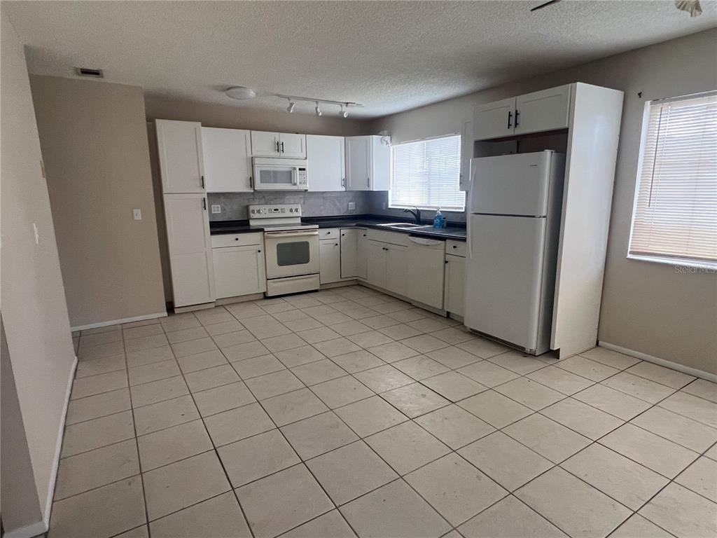 334 Aylesbury Ln Ne #334 - Photo 3 of 8