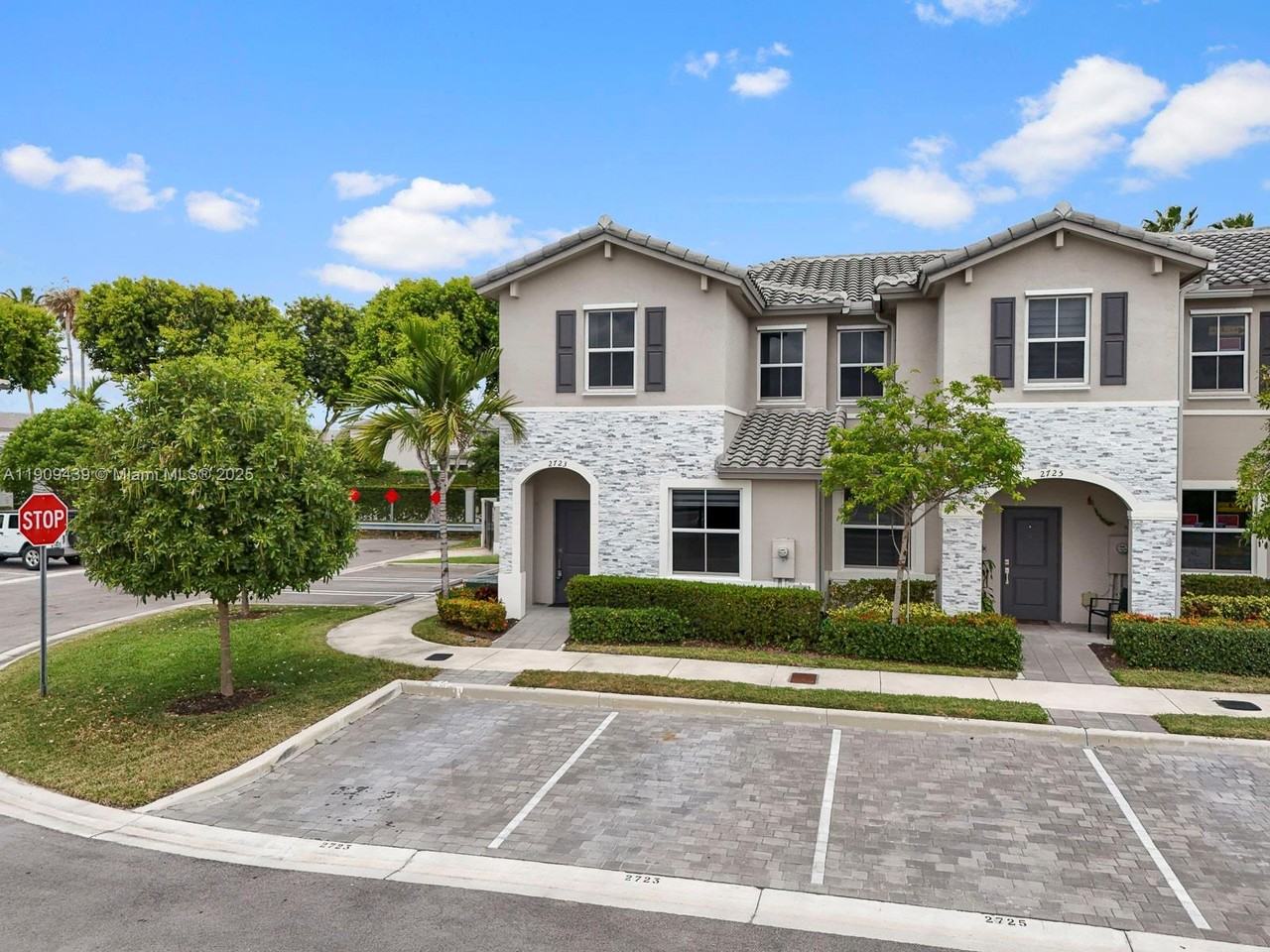 2723 Se 17th St #2723 - Photo 2 of 24