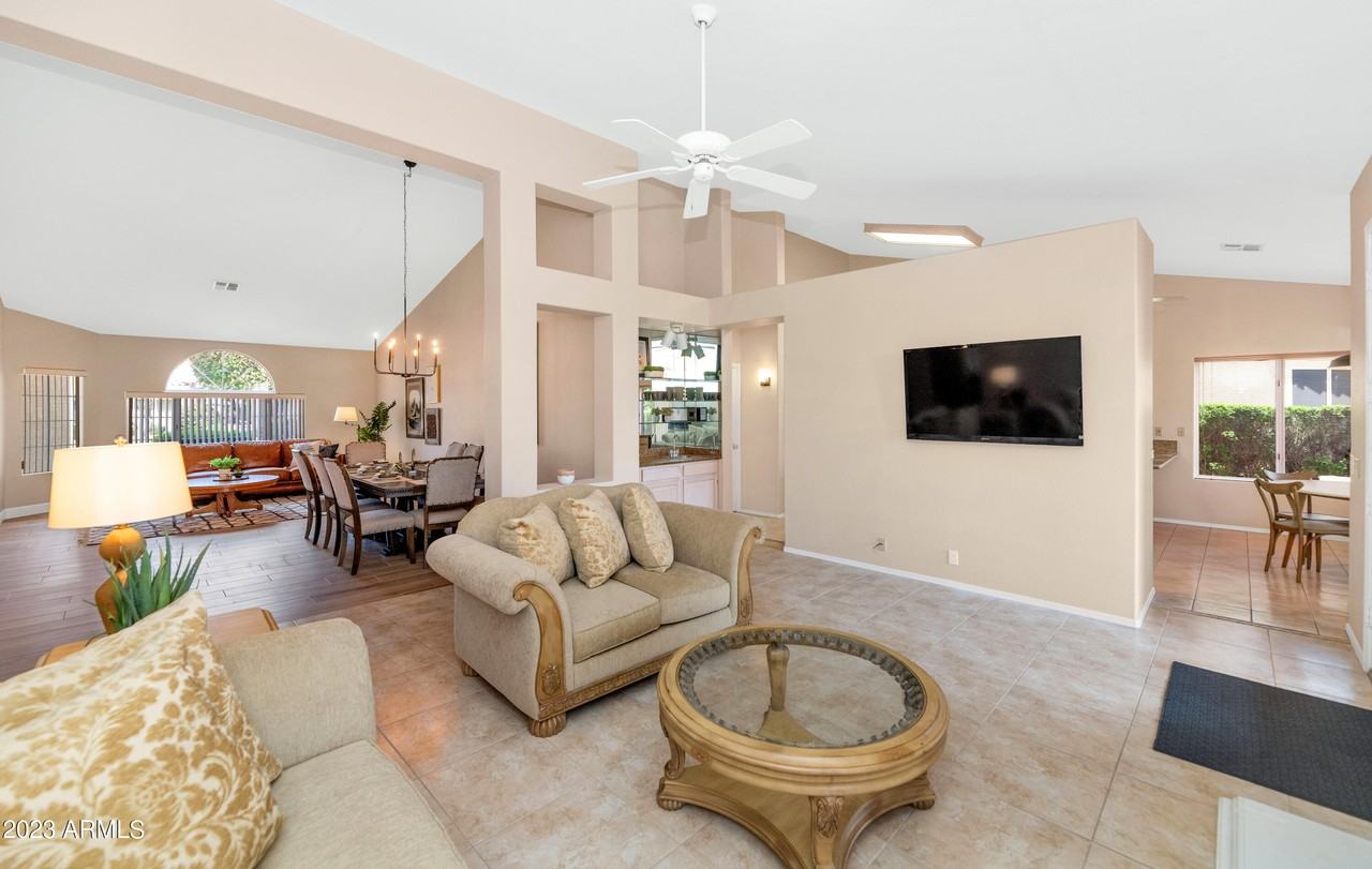 9013 West Kerry Lane #9013 - Photo 4 of 36