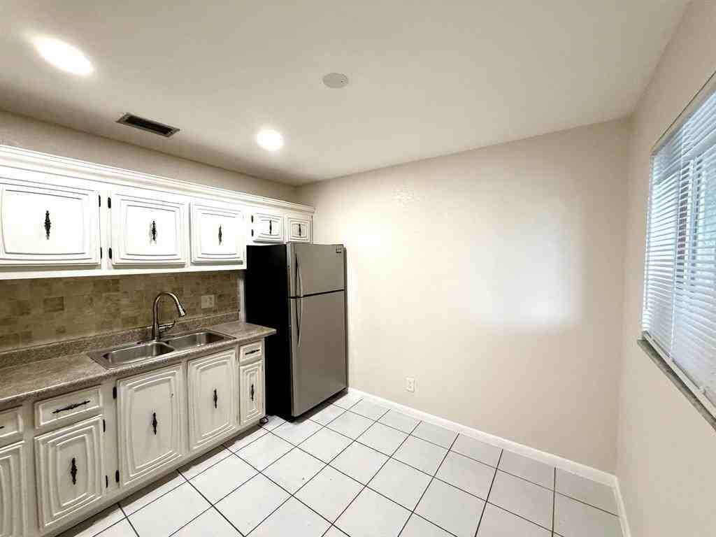 511 W Kalmia Dr #511-10 - Photo 4 of 17