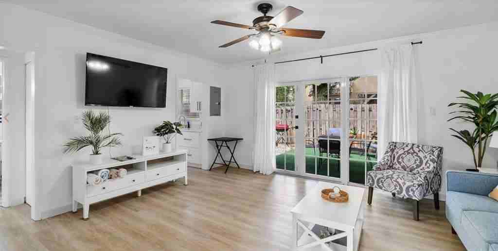 1400 Northeast 4th Court #1400-1 - Photo 3 of 14