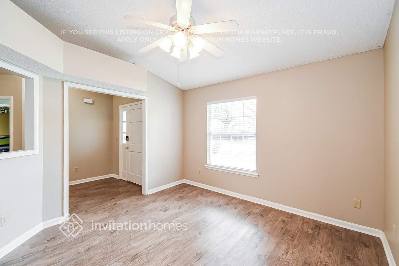 3271 Glendyne Drive West - Photo 3 of 17