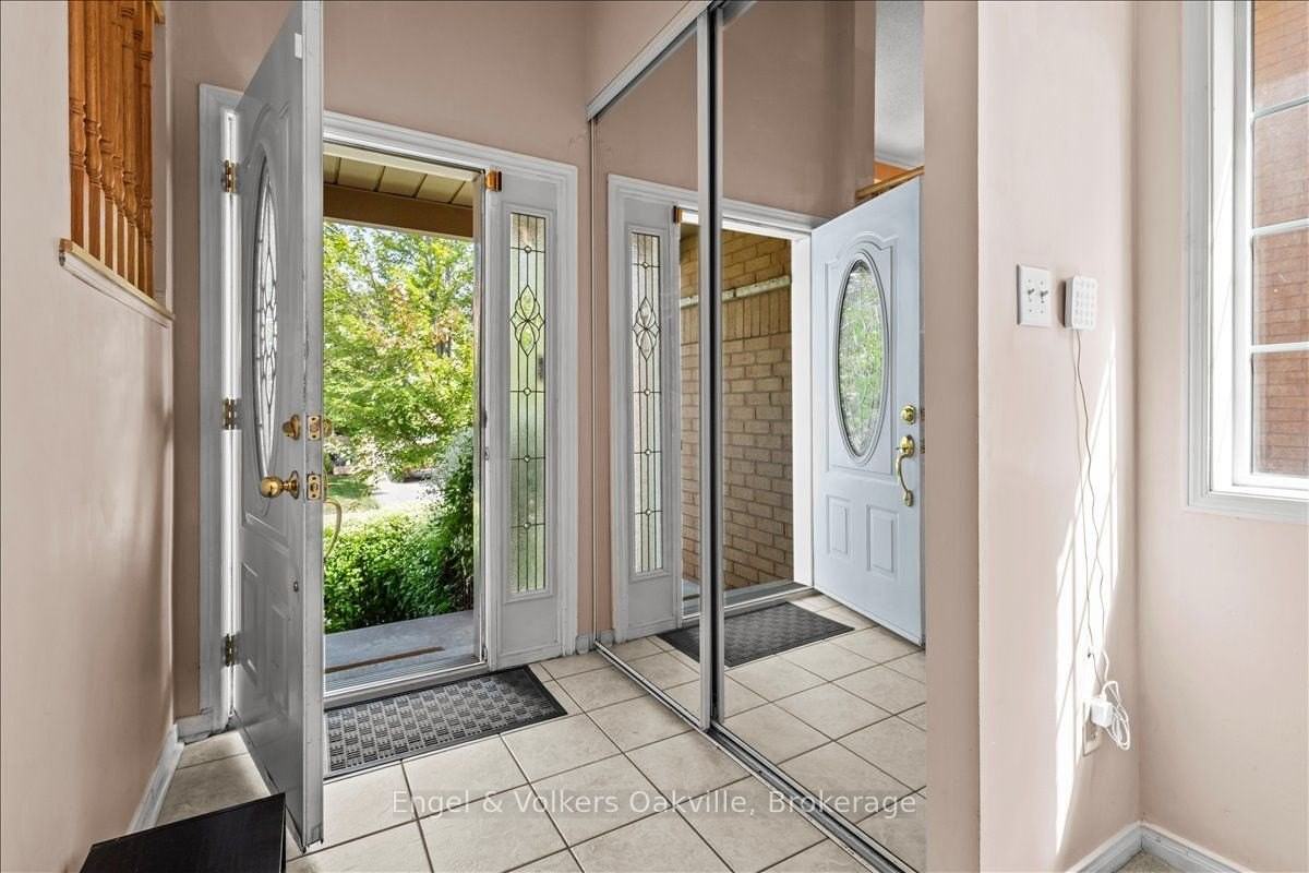 2561 Gill Crescent - Photo 3 of 28