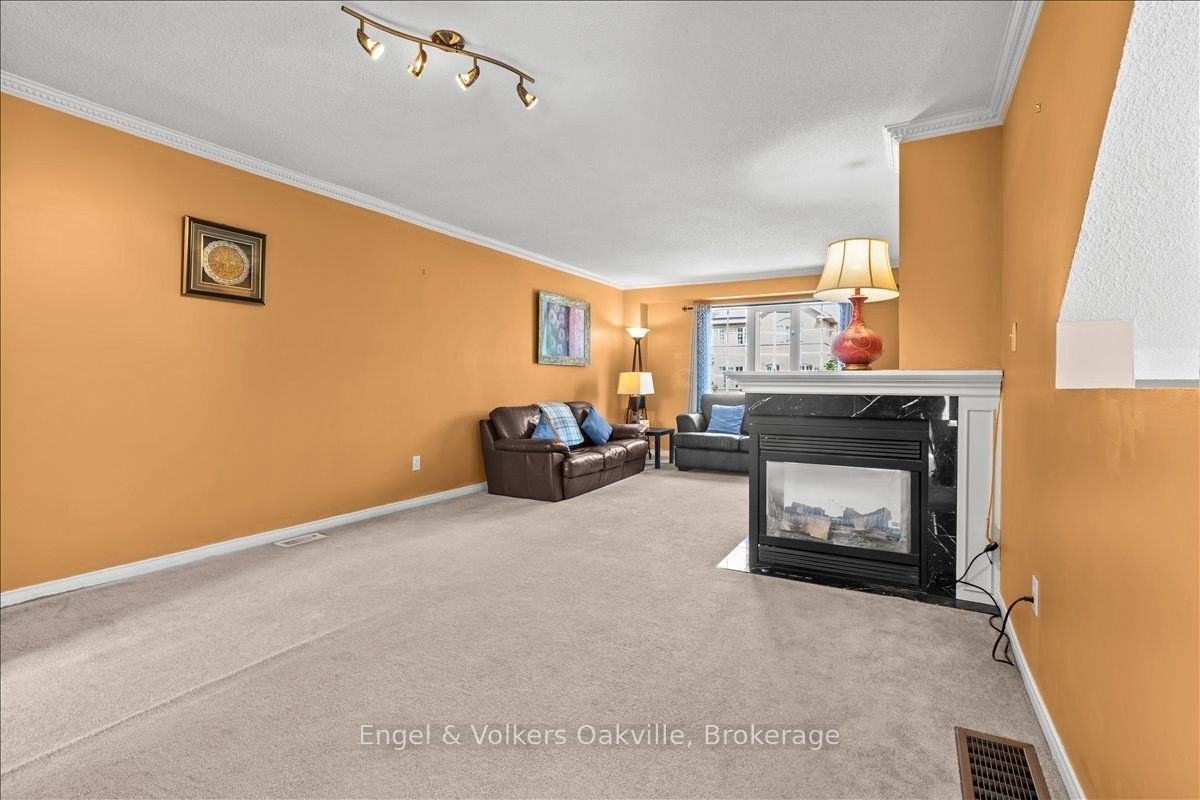 2561 Gill Crescent - Photo 5 of 28