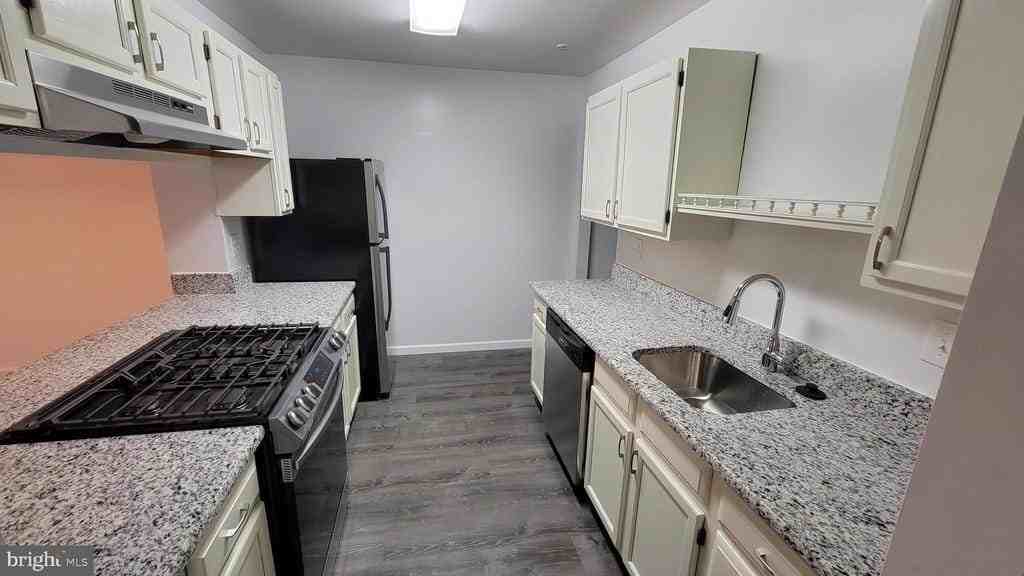 1402 Waters Edge Dr #170 - Photo 5 of 12