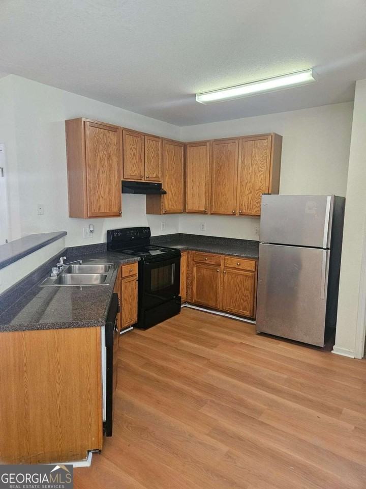 290 Brookview Dr - Photo 2 of 10